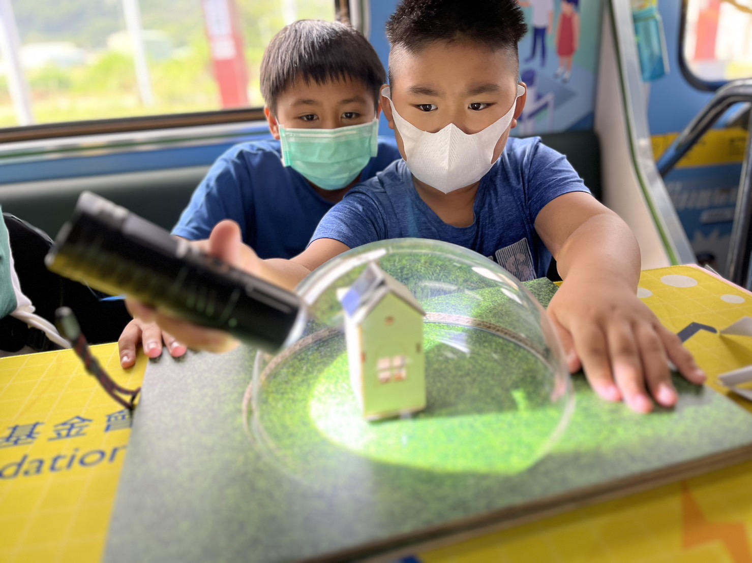 5001拉斯维加斯參與基礎科學主題車廂，以STEAM教學精神，設計「逐日科學家」、「太陽能工程師」以及「淨零建築師」三大能源科普課程和實驗